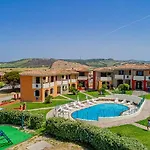 Residenza Le Farfalle Aparthotel 4*